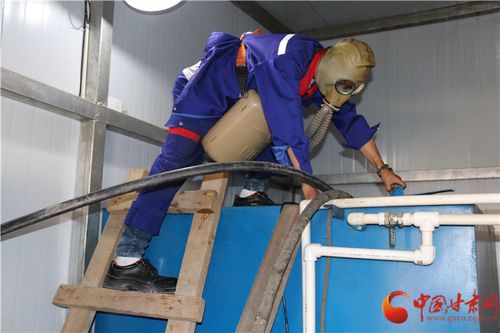 清洗水箱清理出一堆生锈物 兰州城市供水集团提醒:你家水箱该清洗了